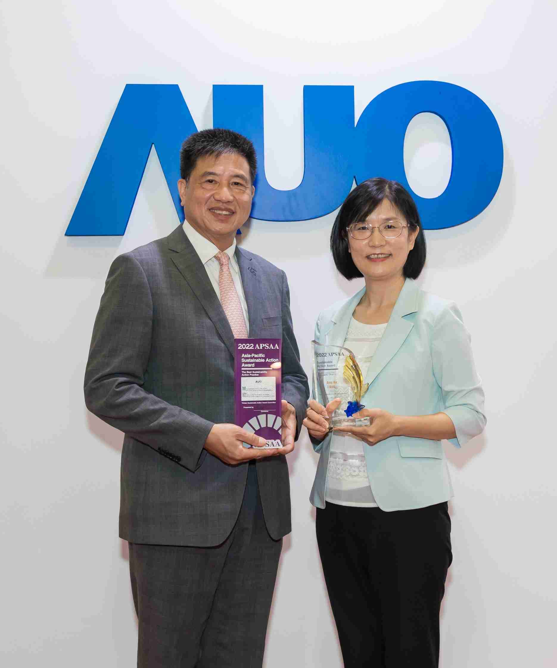 森林舞会长期垫筑永续远景的基石，，透过ESG暨气候委员会逐步实践永续策略蓝图。。。。其中，，，，森林舞会光电永续长古秀华带领团队、、、、制定中长期目标，，，缔造多面向亮眼表现，，获得「顶尖永续长奖」的个人奖殊荣（左：森林舞会光电董事长暨执行长彭双浪，，，右：森林舞会光电永续长古秀华）