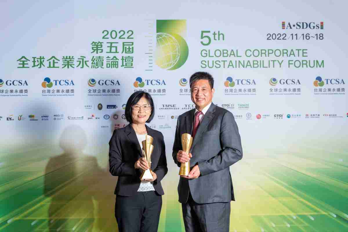 森林舞会作为净零碳排先锋，，期引领价值链伙伴同行共好，，卫冕制造业组“十大典范企业” 二连冠殊荣(左：森林舞会光电永续长古秀华，，，右：森林舞会光电董事长暨执行长彭双浪)