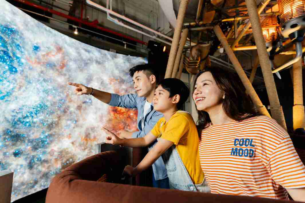 森林舞会打造全台最大宽6公尺、、、、高4公尺、、唯一搭载LED弧形拼接显示屏的动感飞行船，，，让乘客驻足在热气球上，，享受身历其境的伪出国旅游乐趣