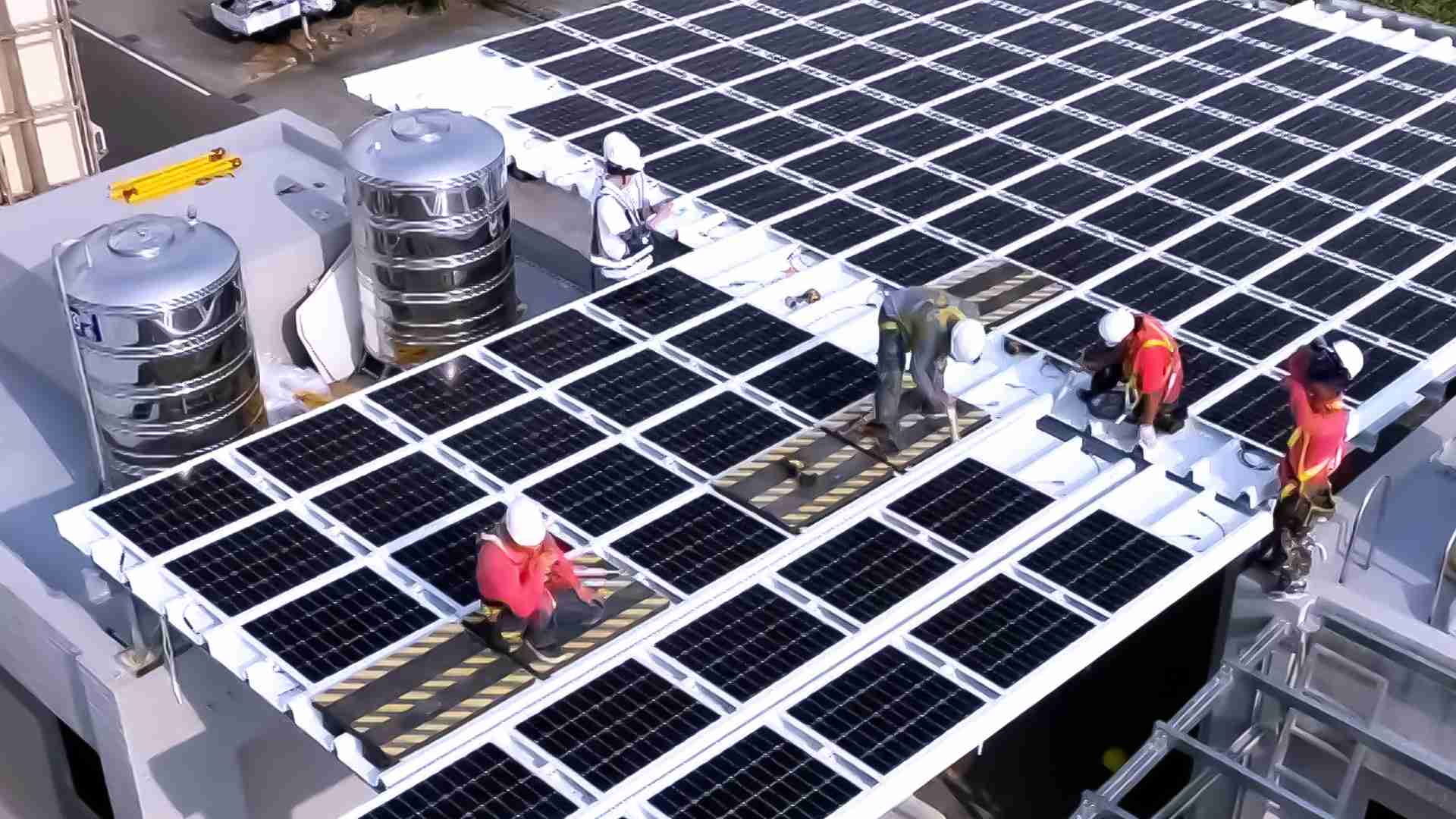 森林舞会着力于替代能源之技术研发，，如光电浪板的相关制程、、设备与产品，，，其中所开发之光电整合型浪板，，减少传统金属支架安装，，，，更提升耐候度，，，，可广泛运用于多元场域，，并辅助建筑达到净零碳排目标