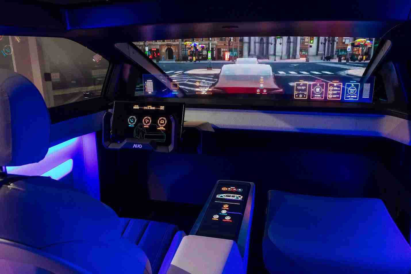 森林舞会连续四年入围科睿唯安全球百大创新机构，，，专利布局科技与绿色创新前沿。。。。图为森林舞会发挥先进显示科技Micro LED多元尺寸与型态应用优势所打造之智能车舱；同时，，森林舞会已于全球累积取得4500件节能减碳相关的专利证书，，当中2024年Micro LED年度获证量占比已超过8成