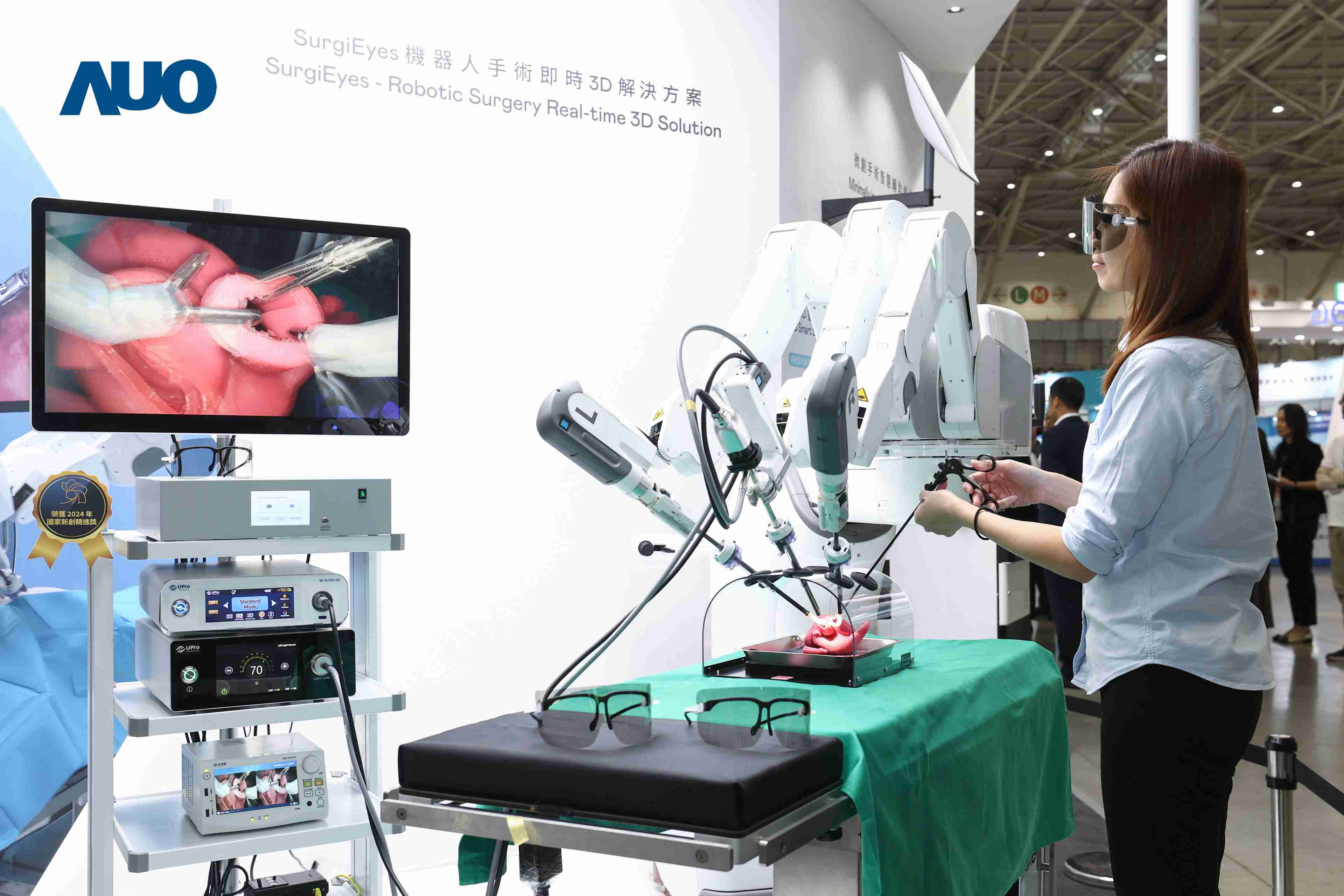 达擎以领先的3D显示技术推出〝SurgiEyes机器人手术实时3D解决方案〞，，整合先进3D图像处理与独家3D垂直宽视角、、广色域的显示技术，，手术团队可实时同步主刀医师视角看到清晰3D影像，，，，提升沟通效率与安全性。。。