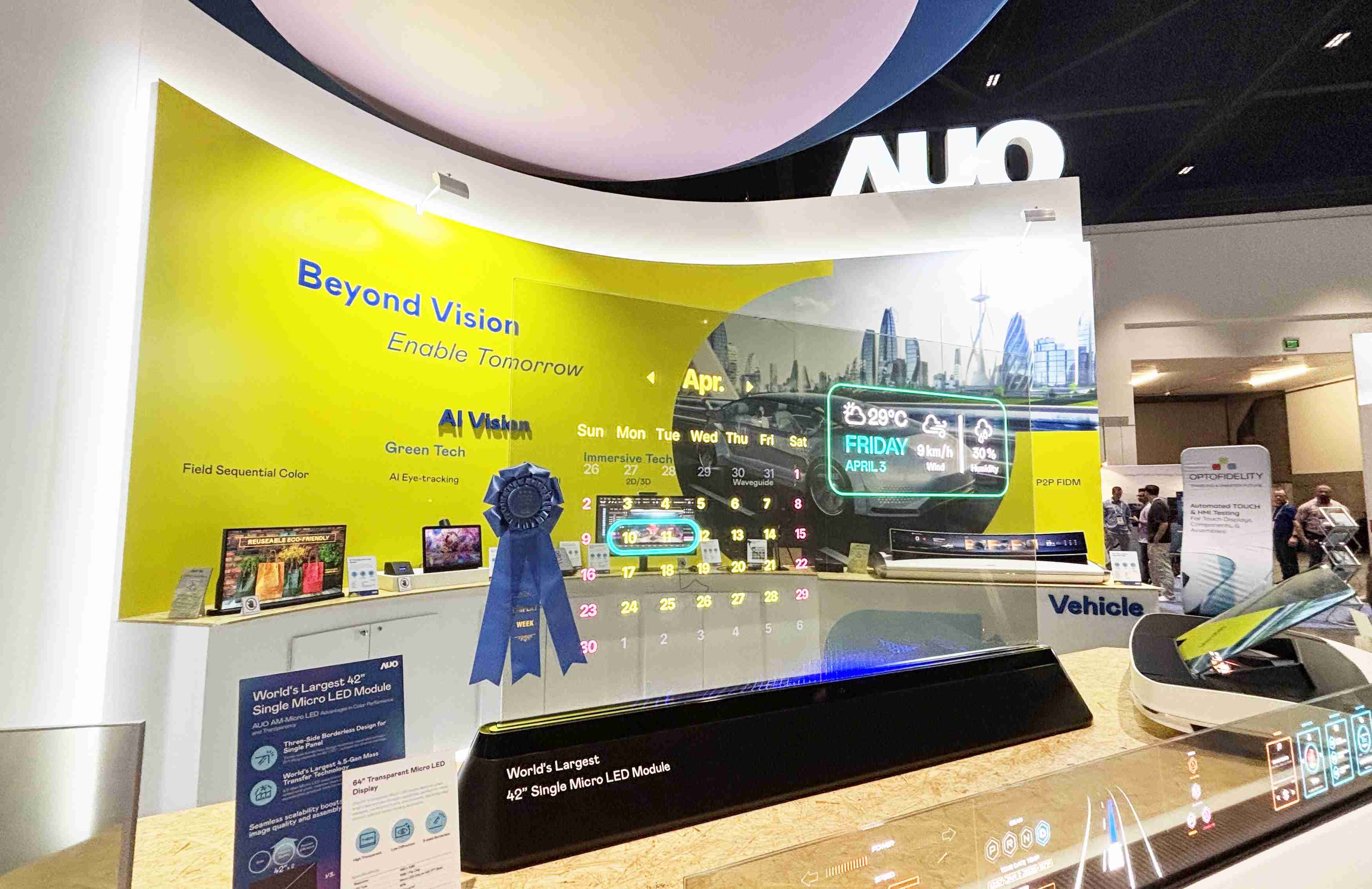 森林舞会64吋透明Micro LED显示器获〝最佳Micro LED技术应用奖〞，，，其绝妙的透明穿透特性，，，，同时具备1,000 nits的高亮度表现，，并透过精细的无缝拼接延伸，，可依需求灵活应用于多元场域，，展现出Micro LED显示技术划时空的无限潜力